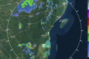 Doppler weather radar map of the eastern Yucatán Peninsula showing scattered rain cells near Cancun, Playa del Carmen, and Cozumel.